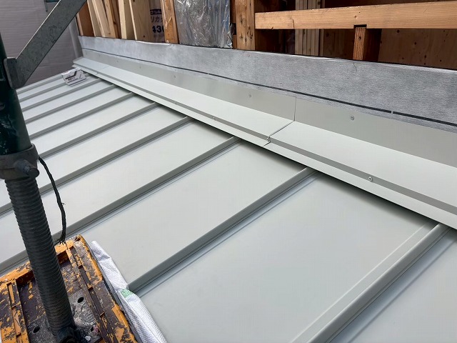 壁際の取り合い板金